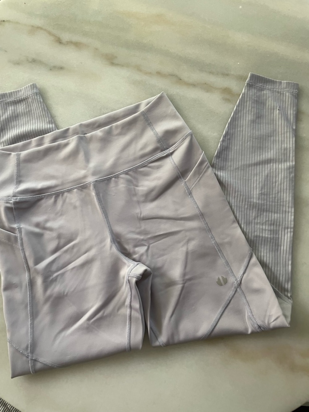NWT Thrive Societe Light Gray Active Leggings with Subtle Logo size L